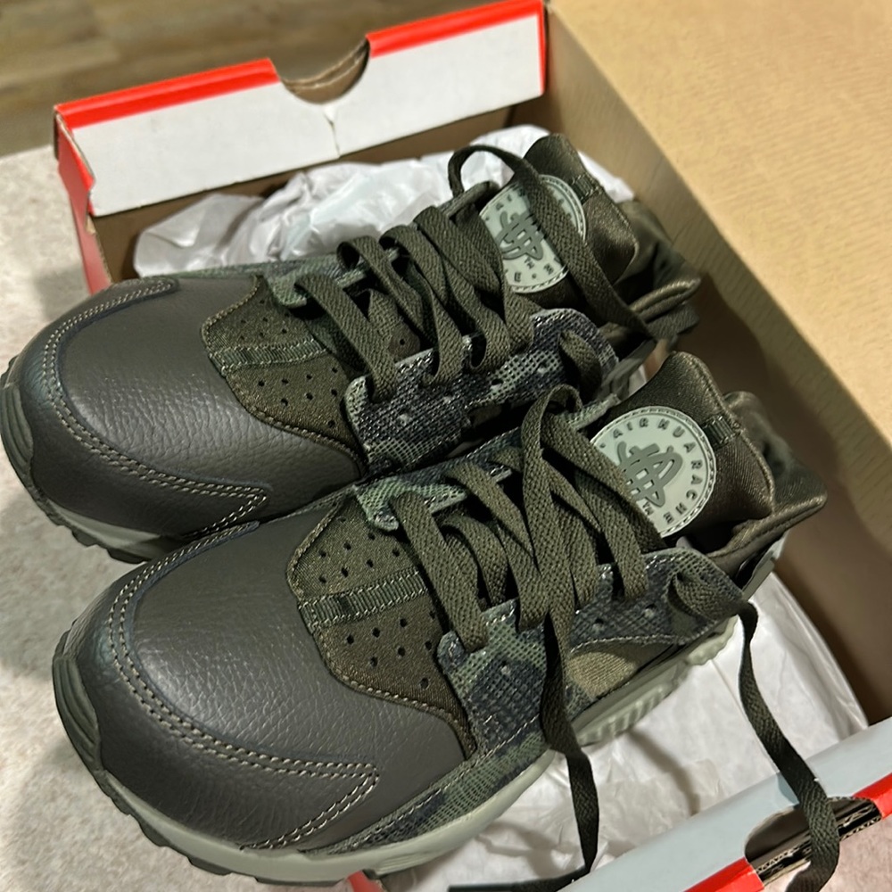 Woman’s air Huarache Run PRM tennis shoes